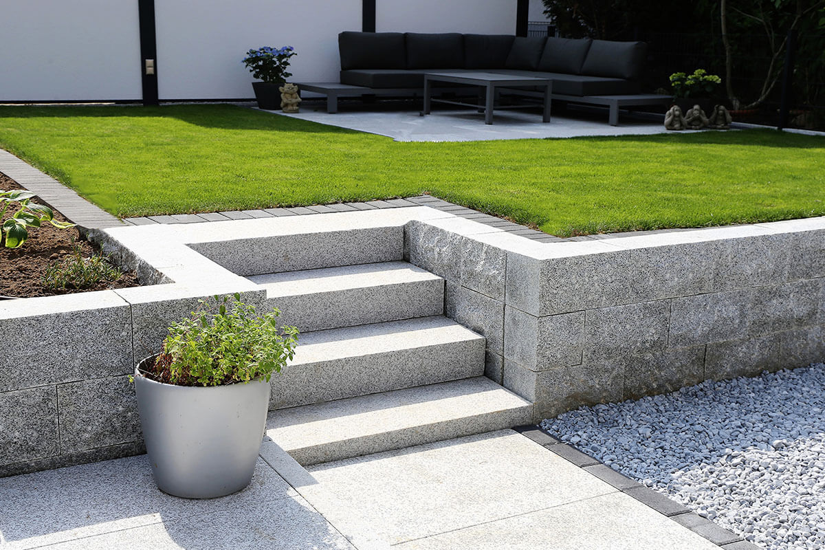 Markert Garten- und Landschaftsbau - Garten mit Trockenmauer und Stufen