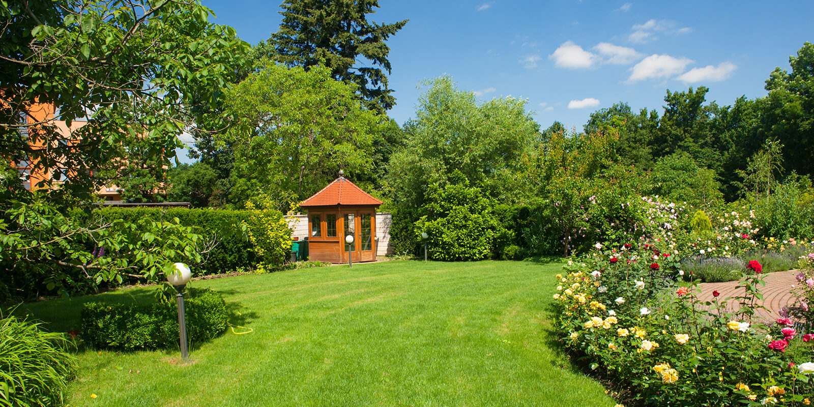Markert Garten- und Landschaftsbau - Pavillon in gepflegter Gartenanlage