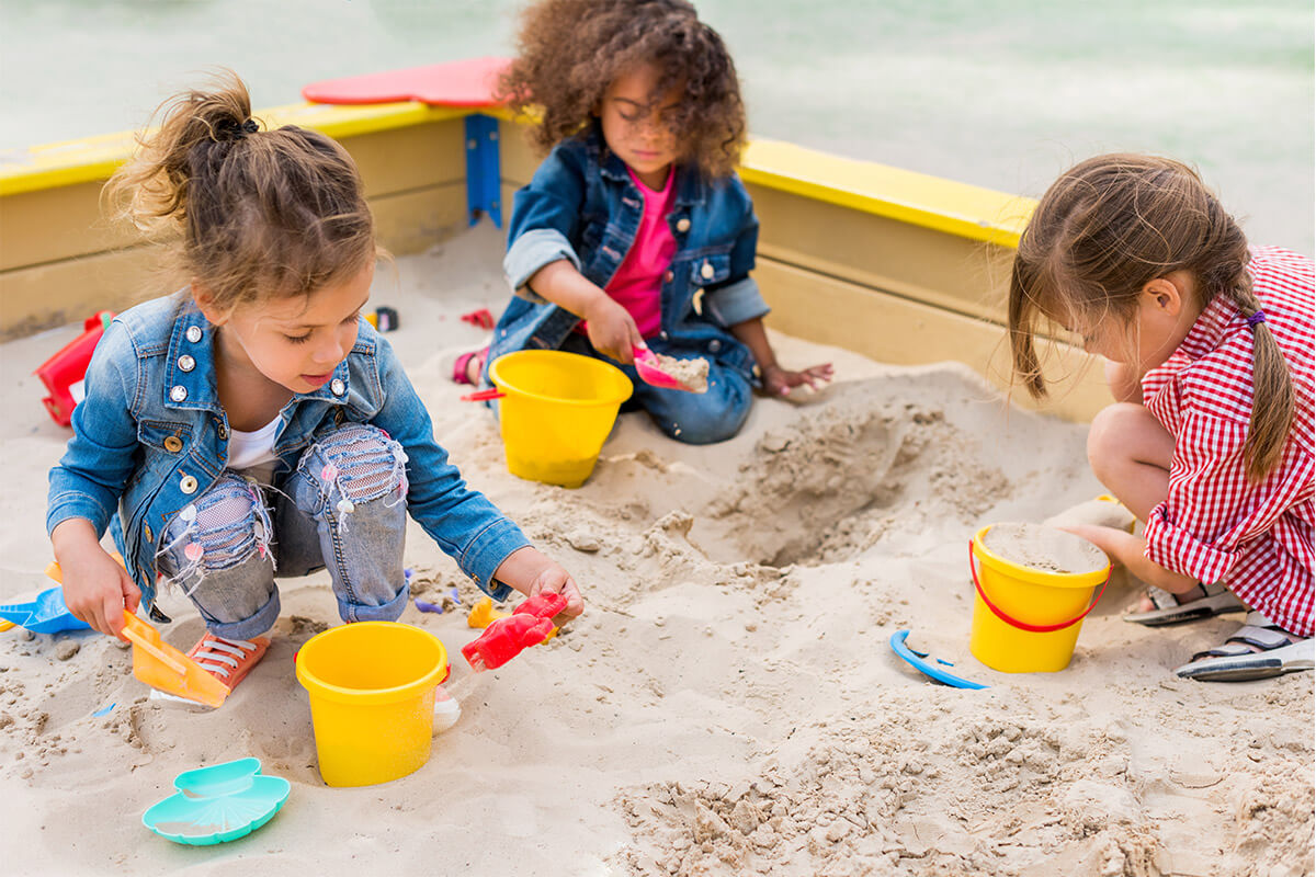 Markert GaLaBau - Spielplatzbau - Kinder auf dem Spielplatz