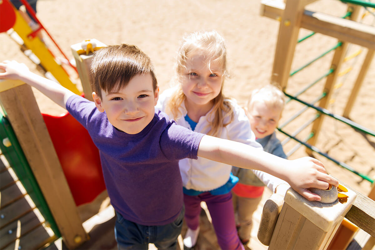 Markert GaLaBau - Spielplatzbau - Kinder auf dem Spielplatz