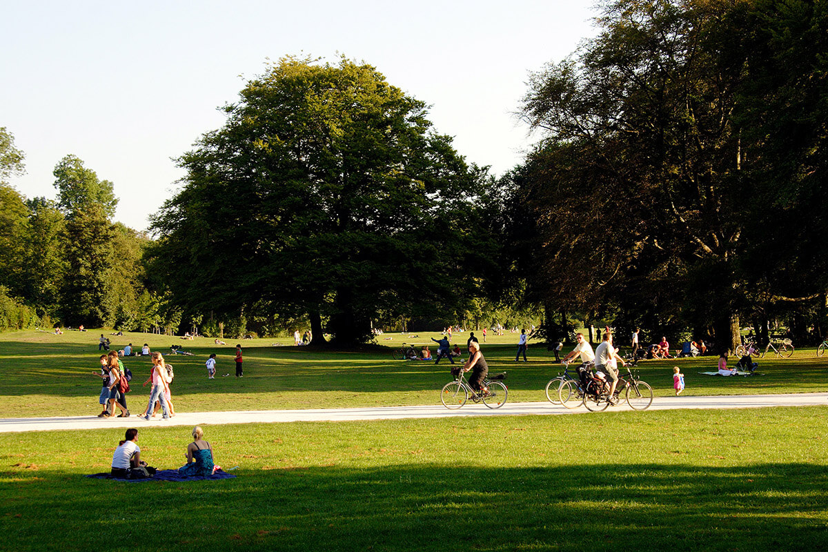 Markert GaLaBau - Parklandschaft mit Menschen im Sonnenschein