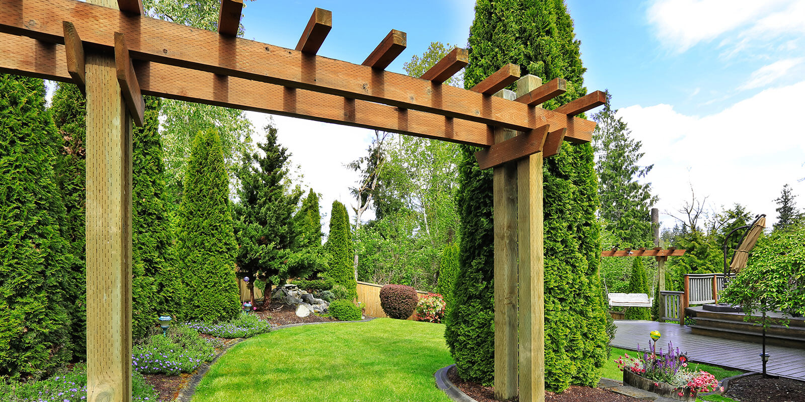 Markert GaLaBau GmbH - Zaunbau, Pergolabau - Holz Pergola in großer Gartenanlage