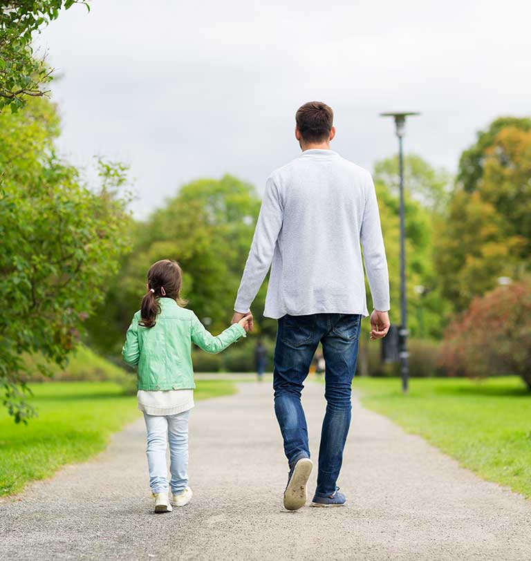 Veranstaltung zu Alleinerziehenden und Arbeit in Pankow - Vater mit Kind im Park